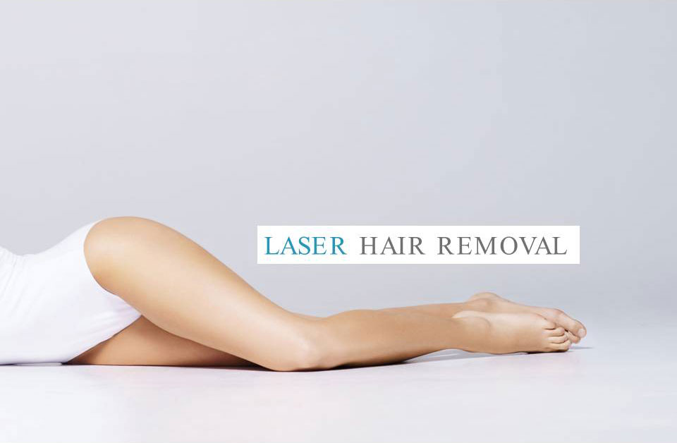Die Beine einer jungen Dame im weißen Badeanzug nach der Behandlung mit dem Diolaze XL by InMode, der Dioden Laser mit der Dreifach Kühlung für die modernste nicht-invasive Laser Haarentfernungstechnologie. Über den Beinen die Inschrift „Laser Hair Removal“