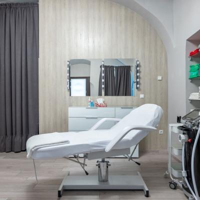 Schönheitssalon Love My Skin Center in der Naglergasse 21/2, Inneneinsicht Einrichtungsmobiliar Behandlungstisch vorne neben dem dem Behandlungstisch die modulare Platform Optimas von InMode
